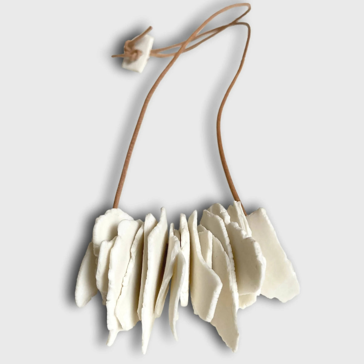 Collier en cristaux de porcelaine, pendentif blanc en forme de feuilles sur cordon