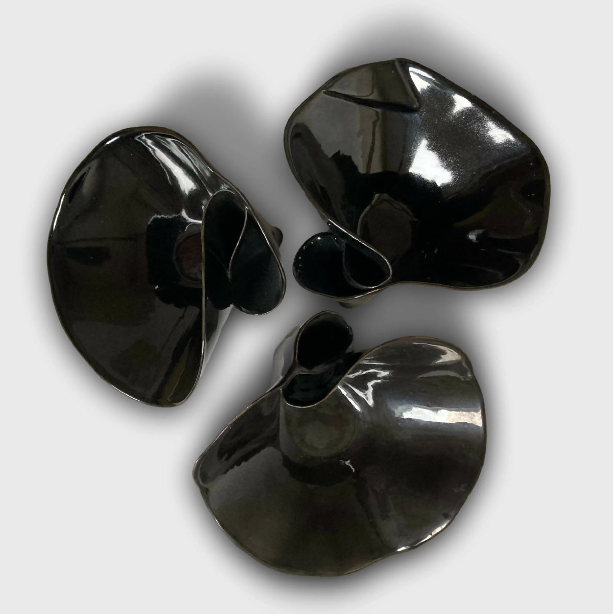 Ensemble de 3 coupelles nénuphar noires vernies, forme pétale avec petit creux central