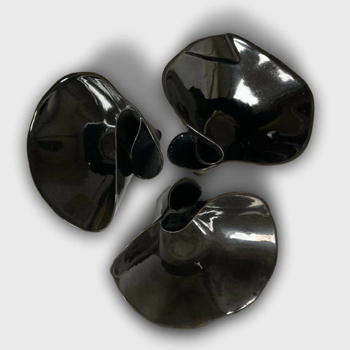 Ensemble de 3 coupelles nénuphar noires vernies, forme pétale avec petit creux central