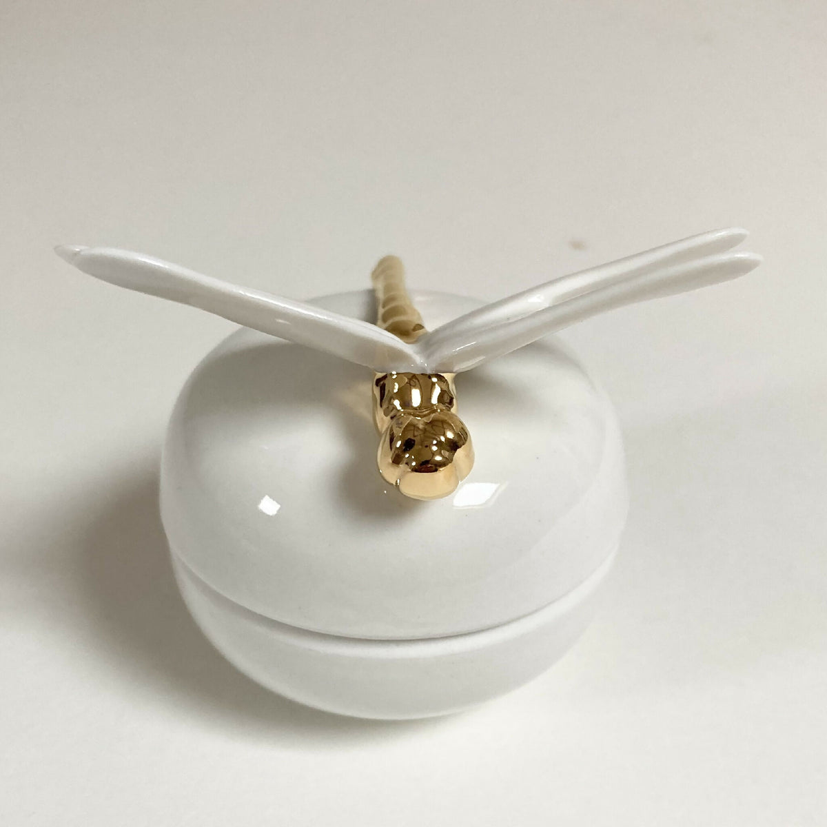 Boîte à sucre blanche, couvercle rond avec libellule dorée et ailes blanches stylisées
