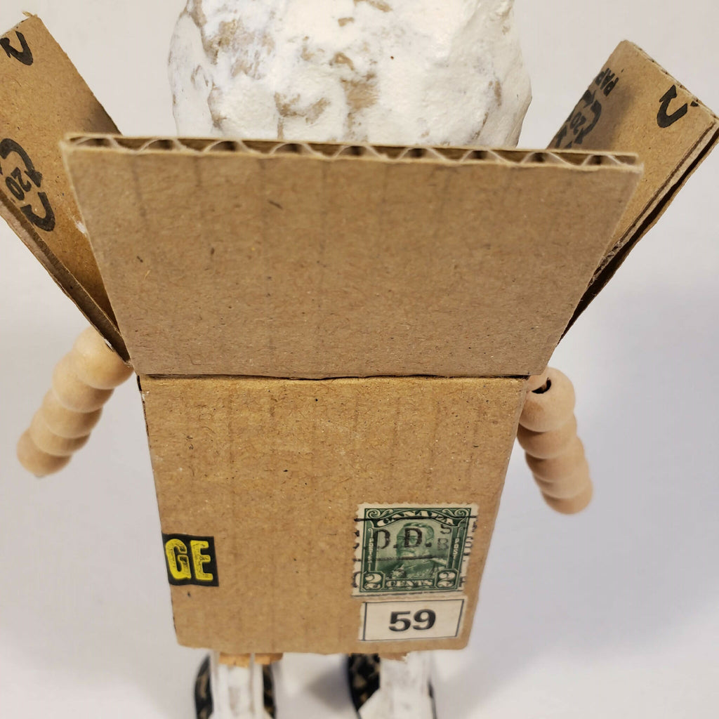 Sculpture bonhomme en carton avec tampon « 59 » et bras en perles