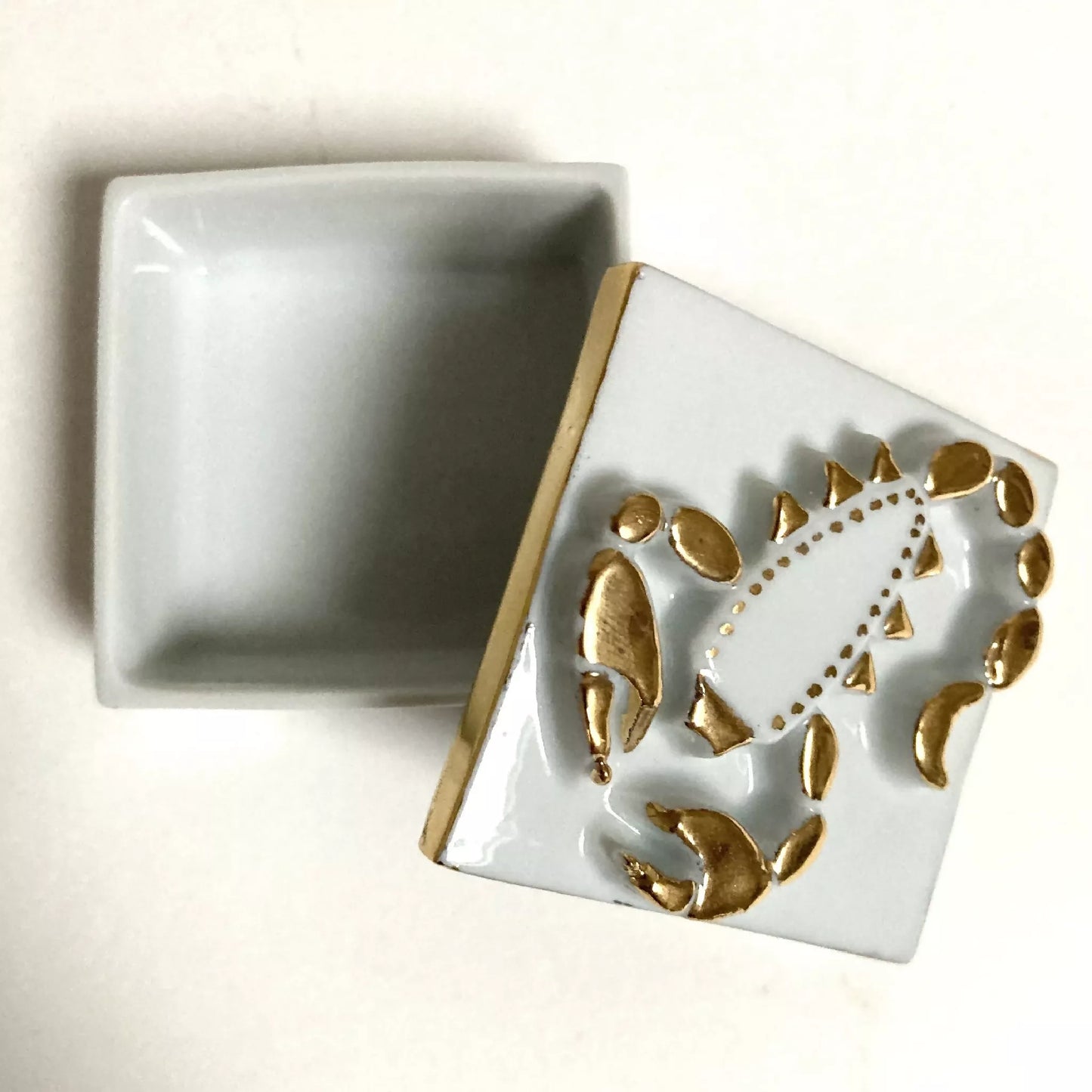 Boite à bijoux "Scorpion" en porcelaine