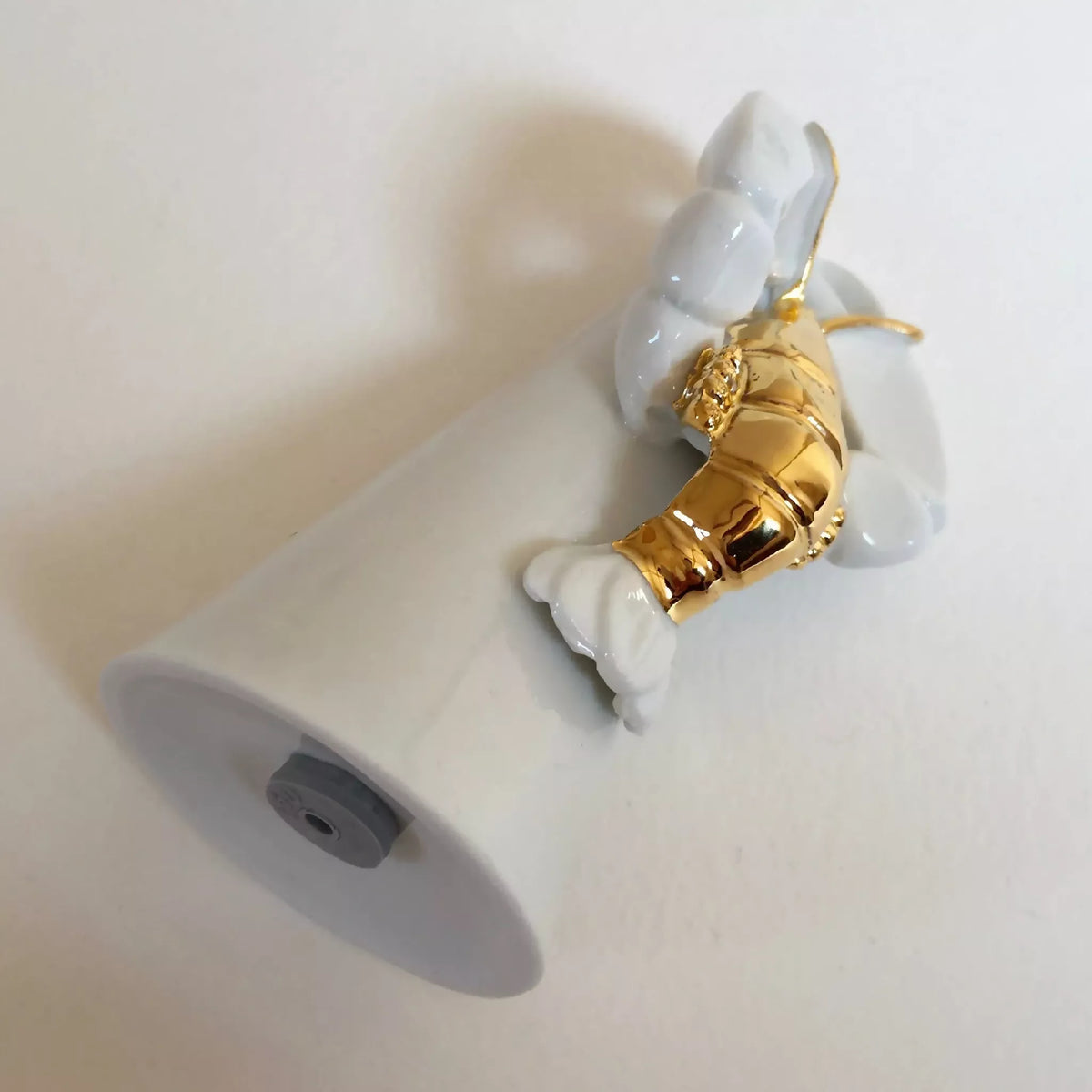 Poivrier en porcelaine blanche avec motif d’hippocampe doré