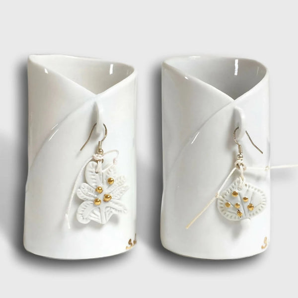 Deux mugs en porcelaine blanche, forme cylindrique, poignées sur le côté