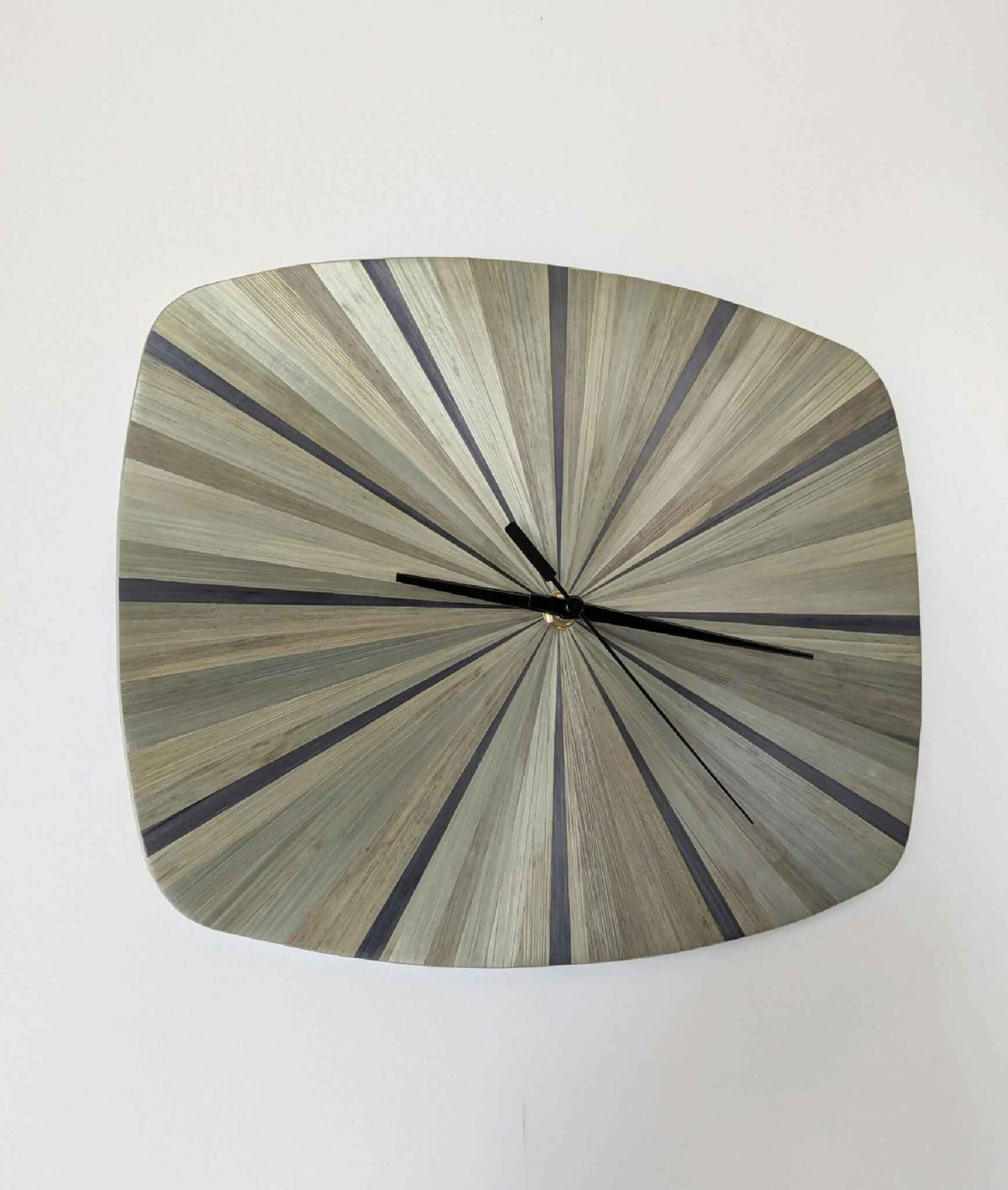 Horloge murale vintage marqueterie de paille, rayures kaki et gris anthracite, centre
