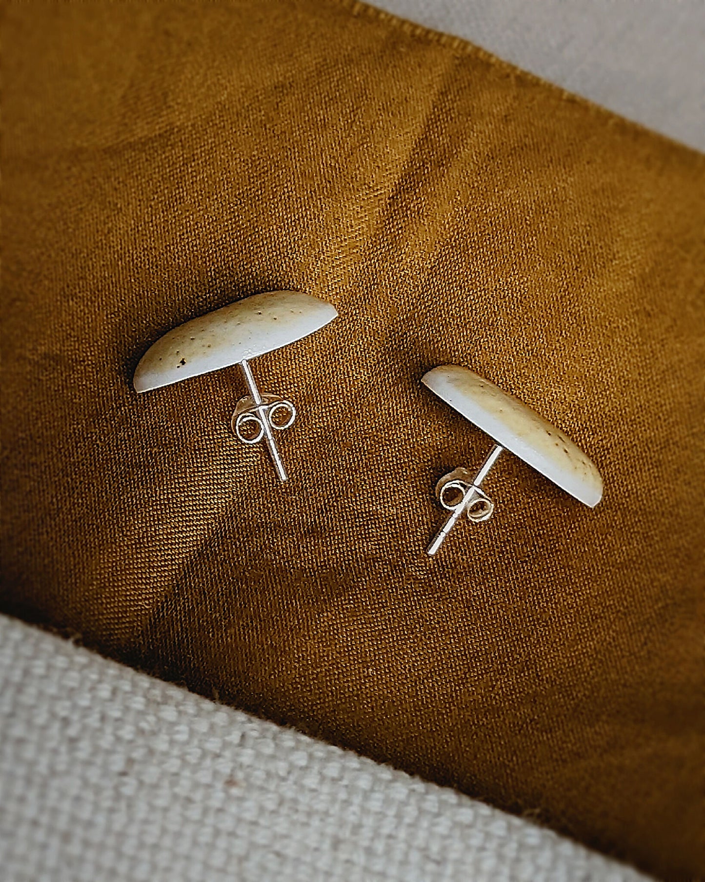 Boucles d’oreilles puces “Amaya” en porcelaine et argent 925