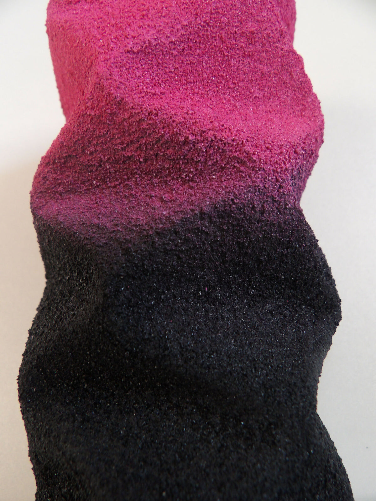 Sculpture ALU-47 vue rapprochée, texture bouclée rose fuchsia sur partie noire