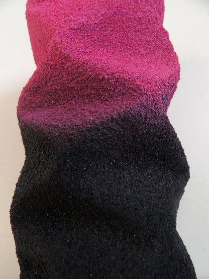 Sculpture ALU-47 vue rapprochée, texture bouclée rose fuchsia sur partie noire