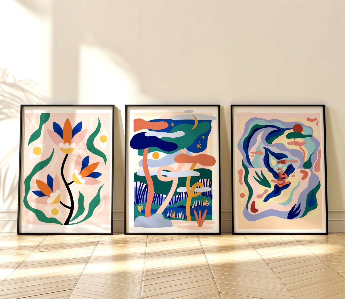 Trio d’illustrations encadrées avec compositions abstraites florales aux tons bleu, vert et orange