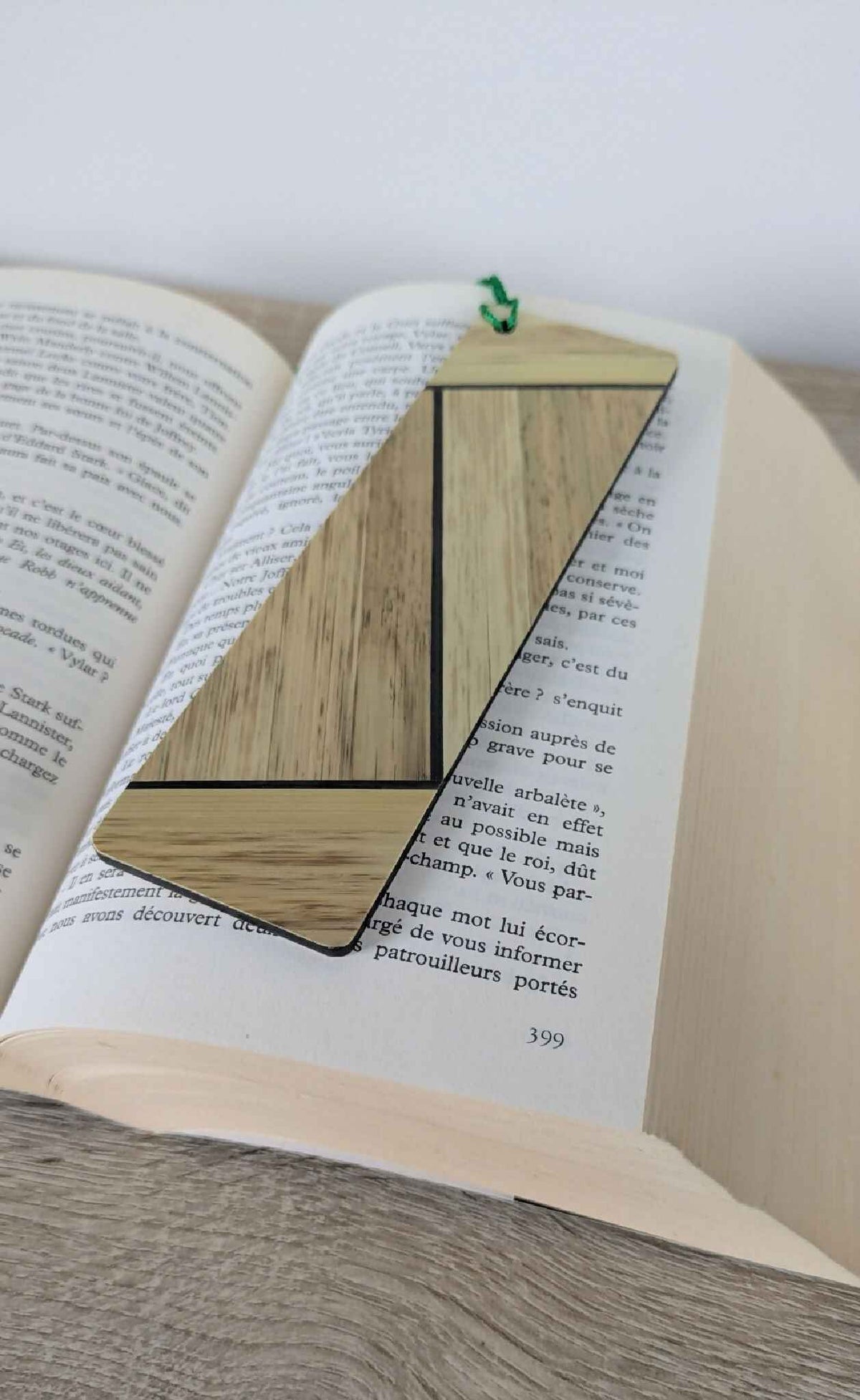 Marque-page triangulaire en marqueterie de paille beige et vert, pompon vert