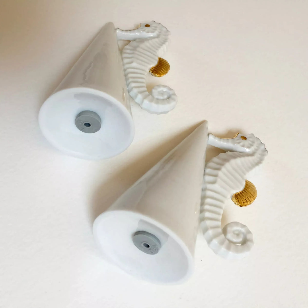 Salière et poivrière hippocampe blanches, bases rondes avec couvercles gris