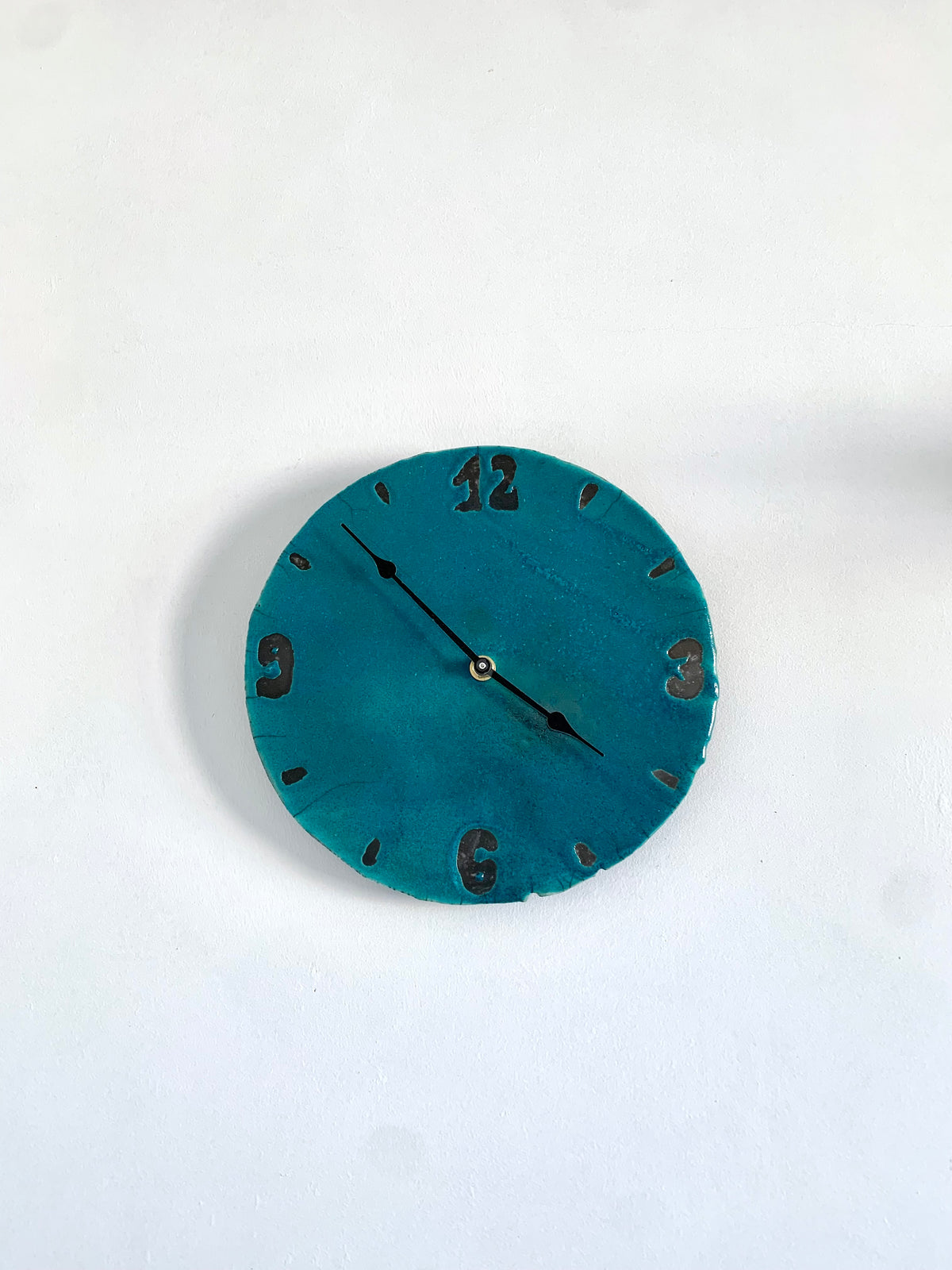 Horloge murale en céramique raku