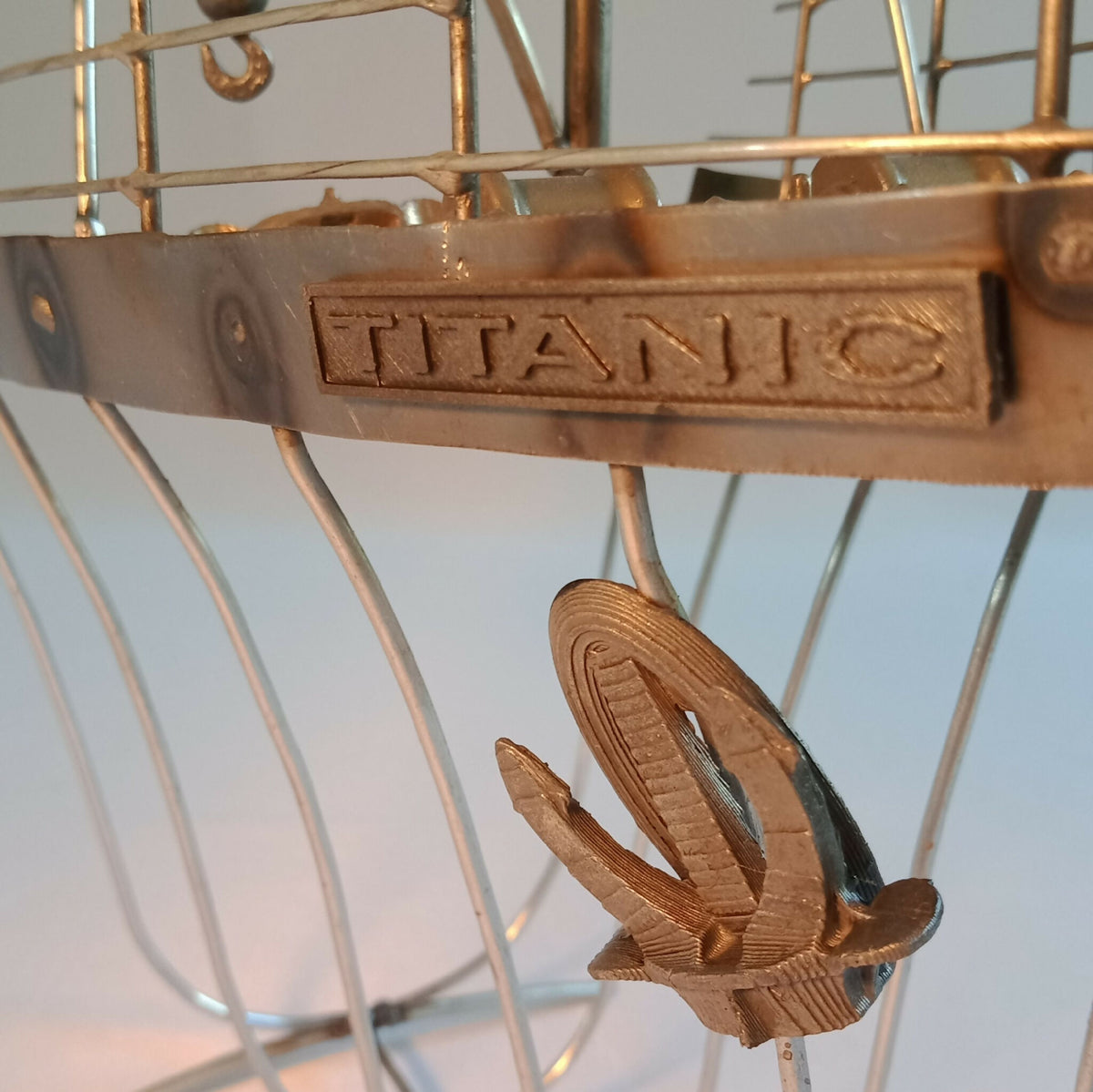 Maquette du Titanic en acier recyclé, marquage « TITANIC » sur la poutre de pont