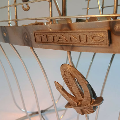 Maquette du Titanic en acier recyclé, marquage « TITANIC » sur la poutre de pont