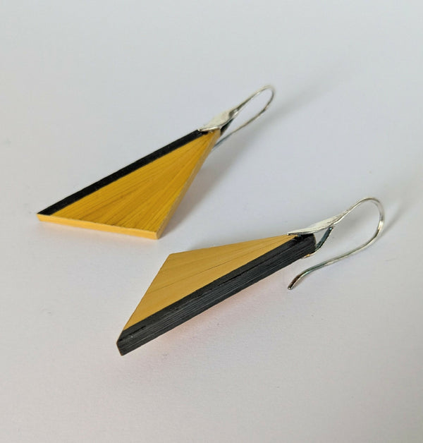 Boucles d’oreilles triangulaires en marqueterie jaune et noir, crochets argent 925