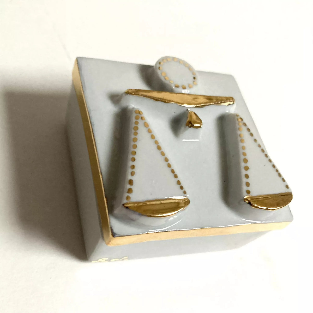 Boîte à bijoux en porcelaine blanche rectangulaire, bords dorés, motif balance.