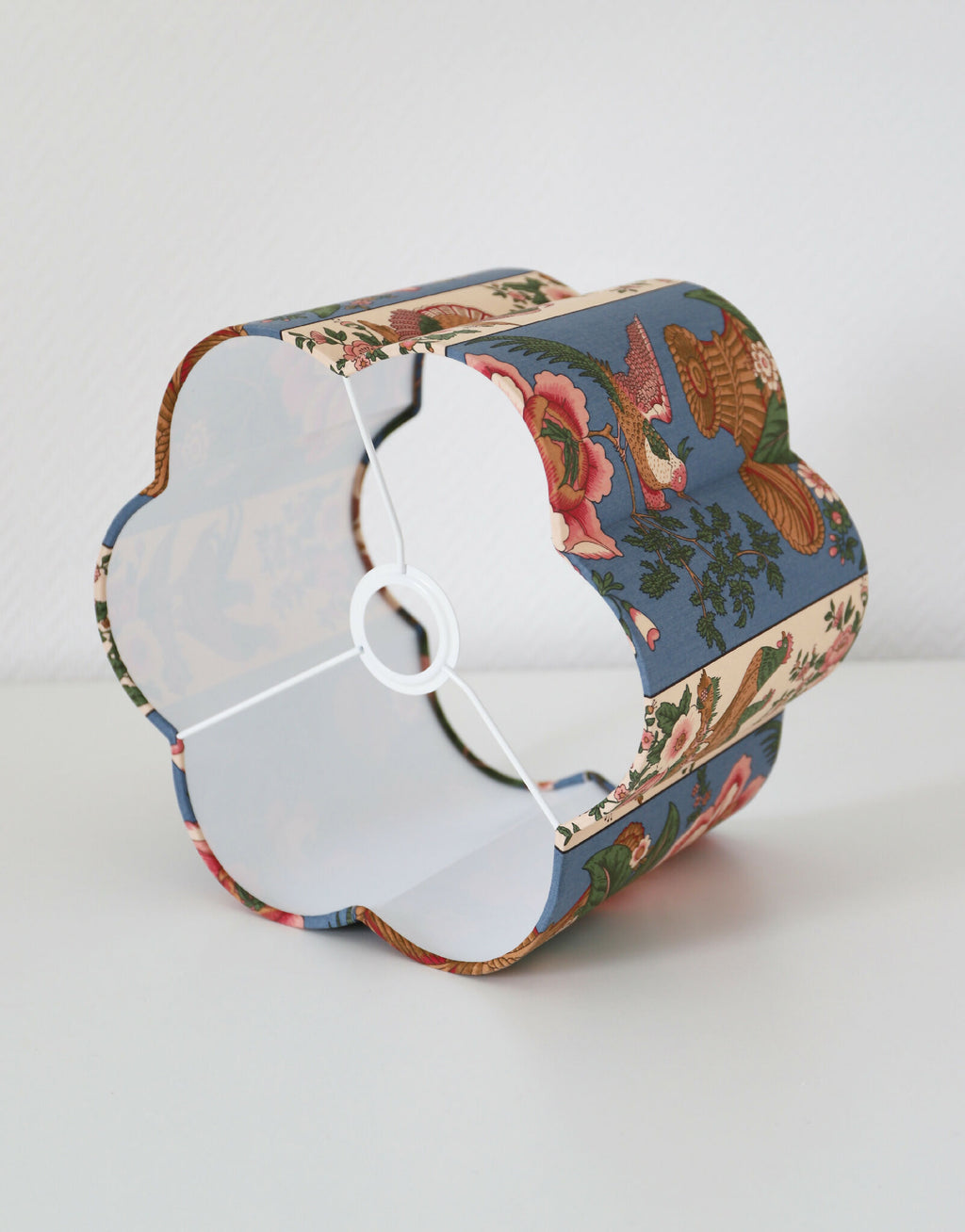 Abat-jour cylindrique bleu à motifs oiseaux et fleurs, intérieur blanc, vue de côté