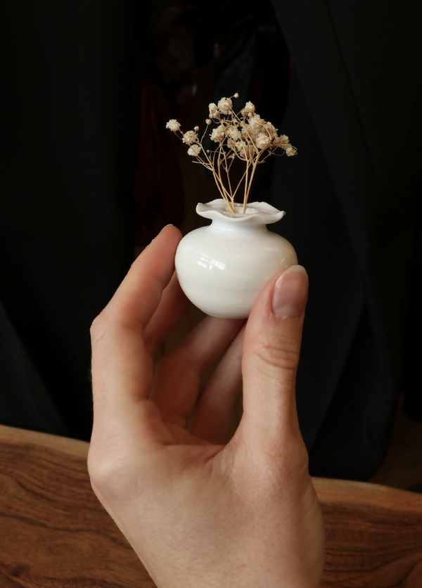 Mini-vase en porcelaine blanche avec fleurs séchées, petit col évasé