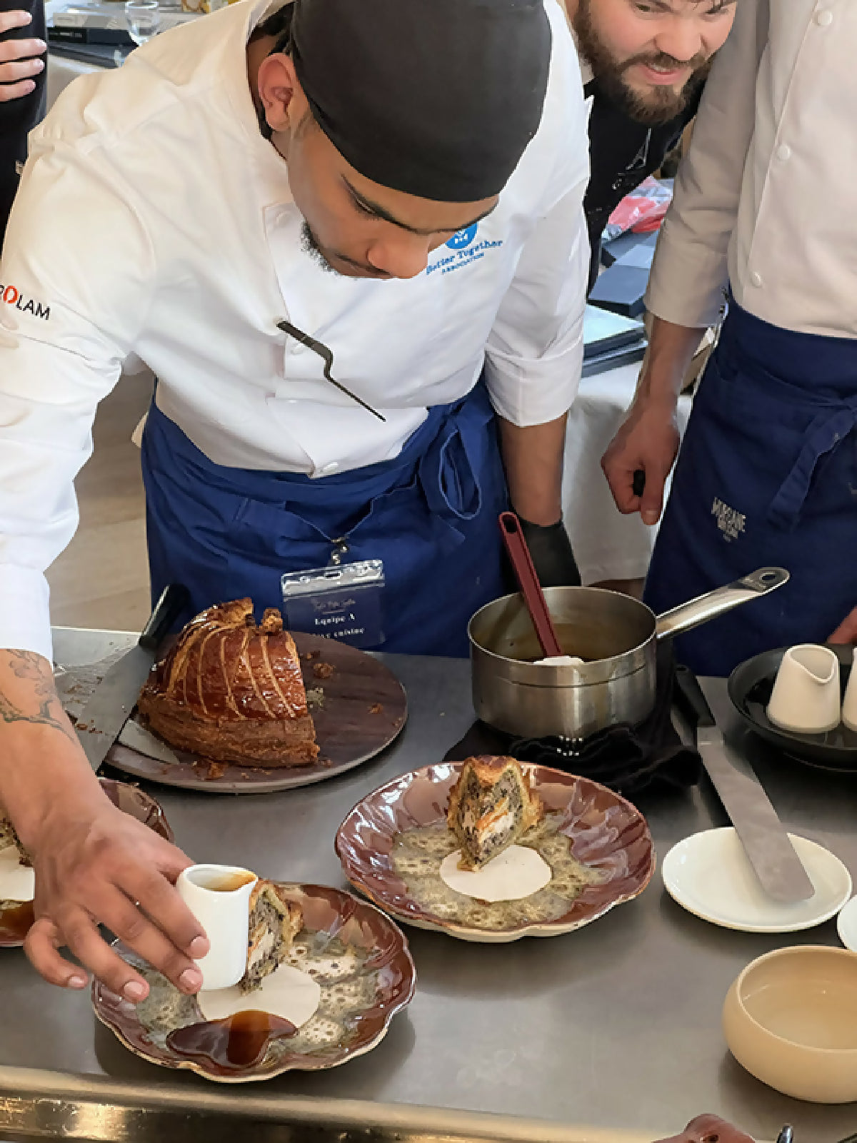 Assiette Prunelle avec bord brun, garniture sur assiette : tranche et élément blanc.
