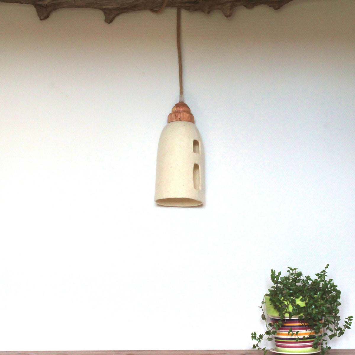 Lampe baladeuse suspendue : abat-jour en feutre clair et capuchon en bois tressé