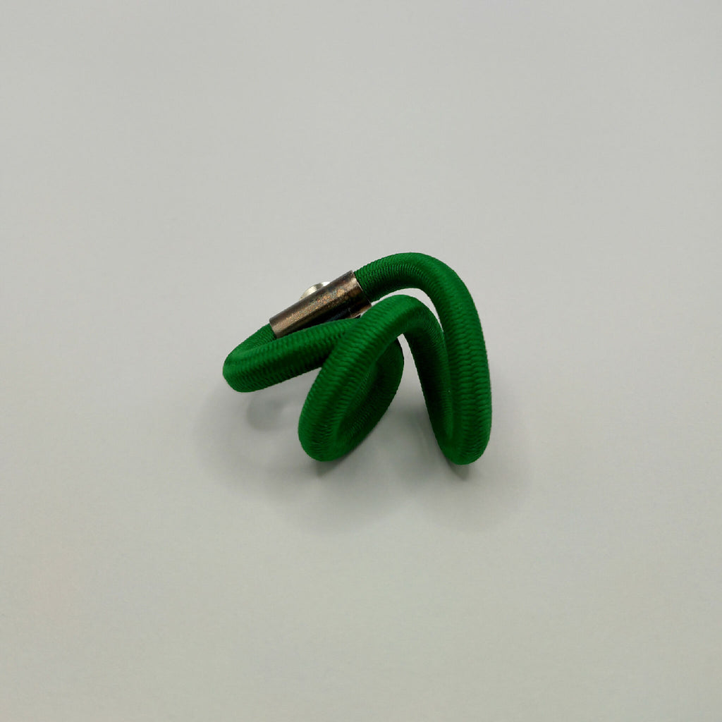 Broche d'entrelacs en tissu vert, attache argentée visible