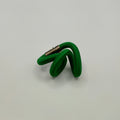 Broche d'entrelacs en tissu vert, attache argentée visible