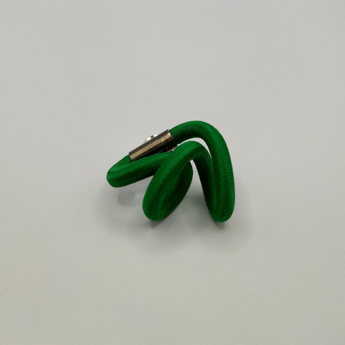 Broche d'entrelacs en tissu vert, attache argentée visible