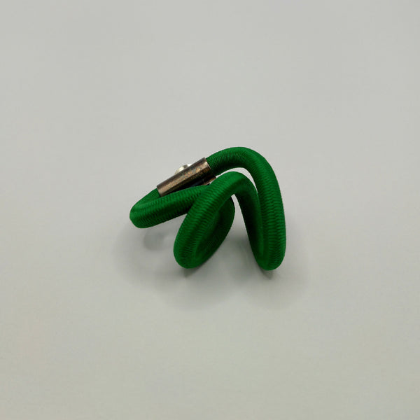 Broche d'entrelacs en tissu vert, attache argentée visible