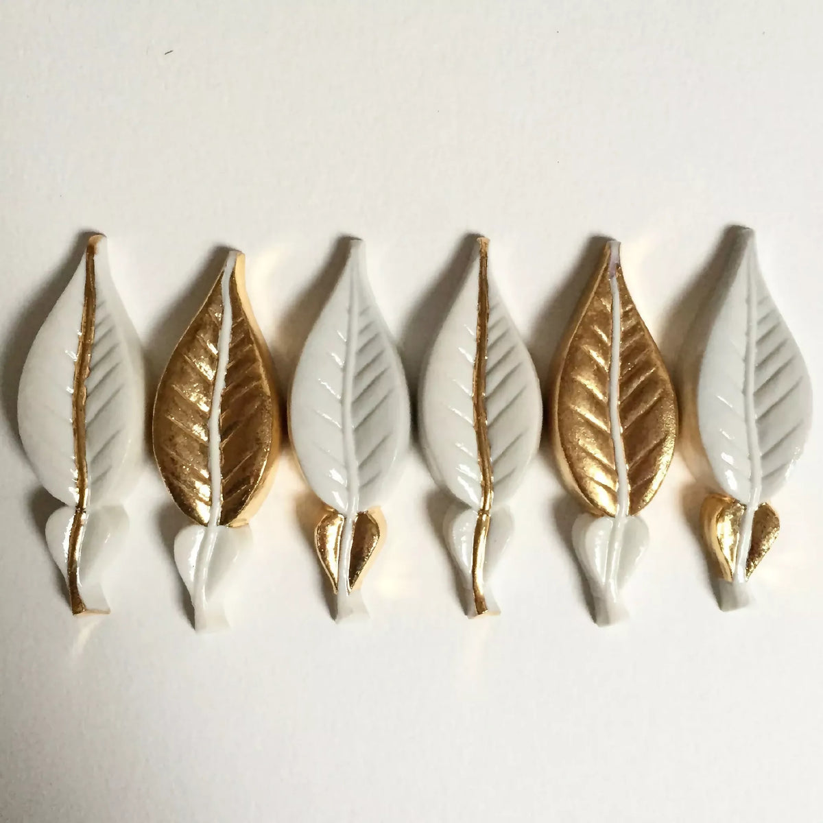 Set de 6 porte-couverts feuilles d’oranger blanches et dorées, ensemble aligné