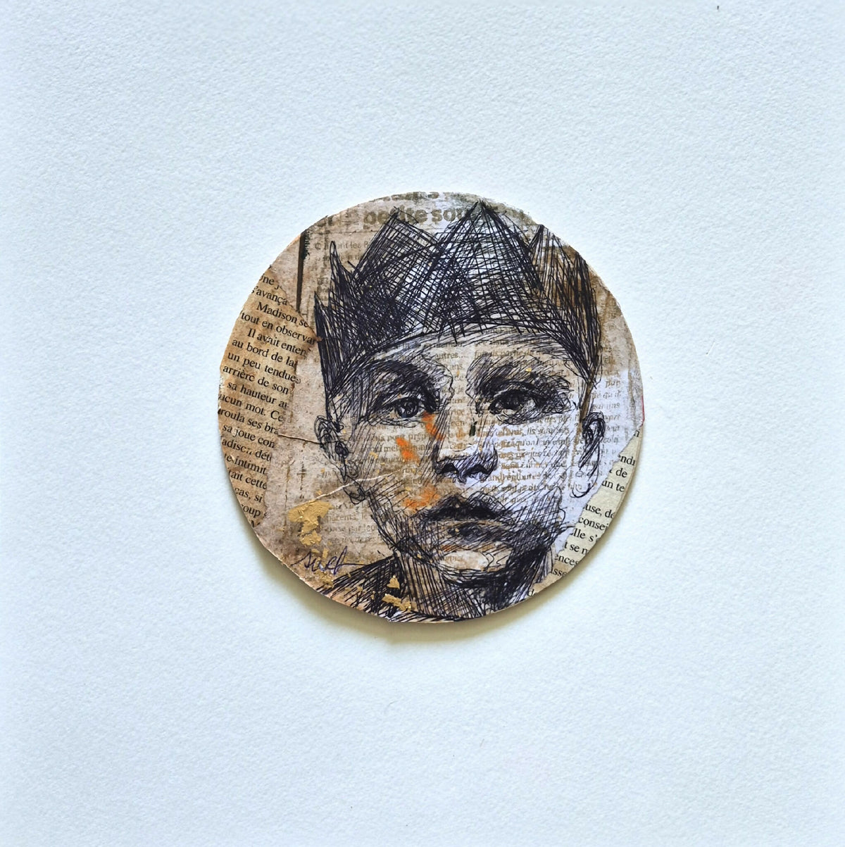 Tableau original : portrait circulaire noir et beige, touches orange, style collage.