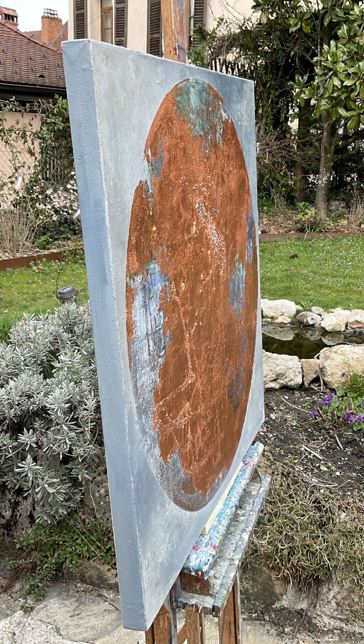 Tableau SÉLÉNÉ sur chevalet, toile bleu clair avec disque orangé texturé