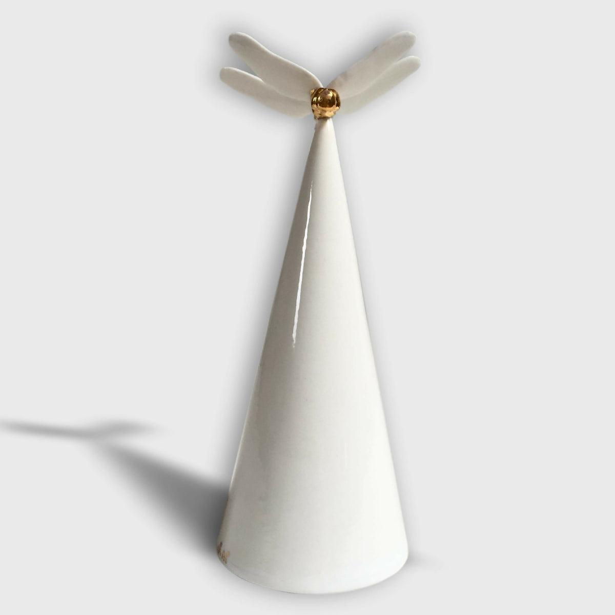 Centre de table cône blanc, ailes blanches ouvertes et petite tige dorée, face