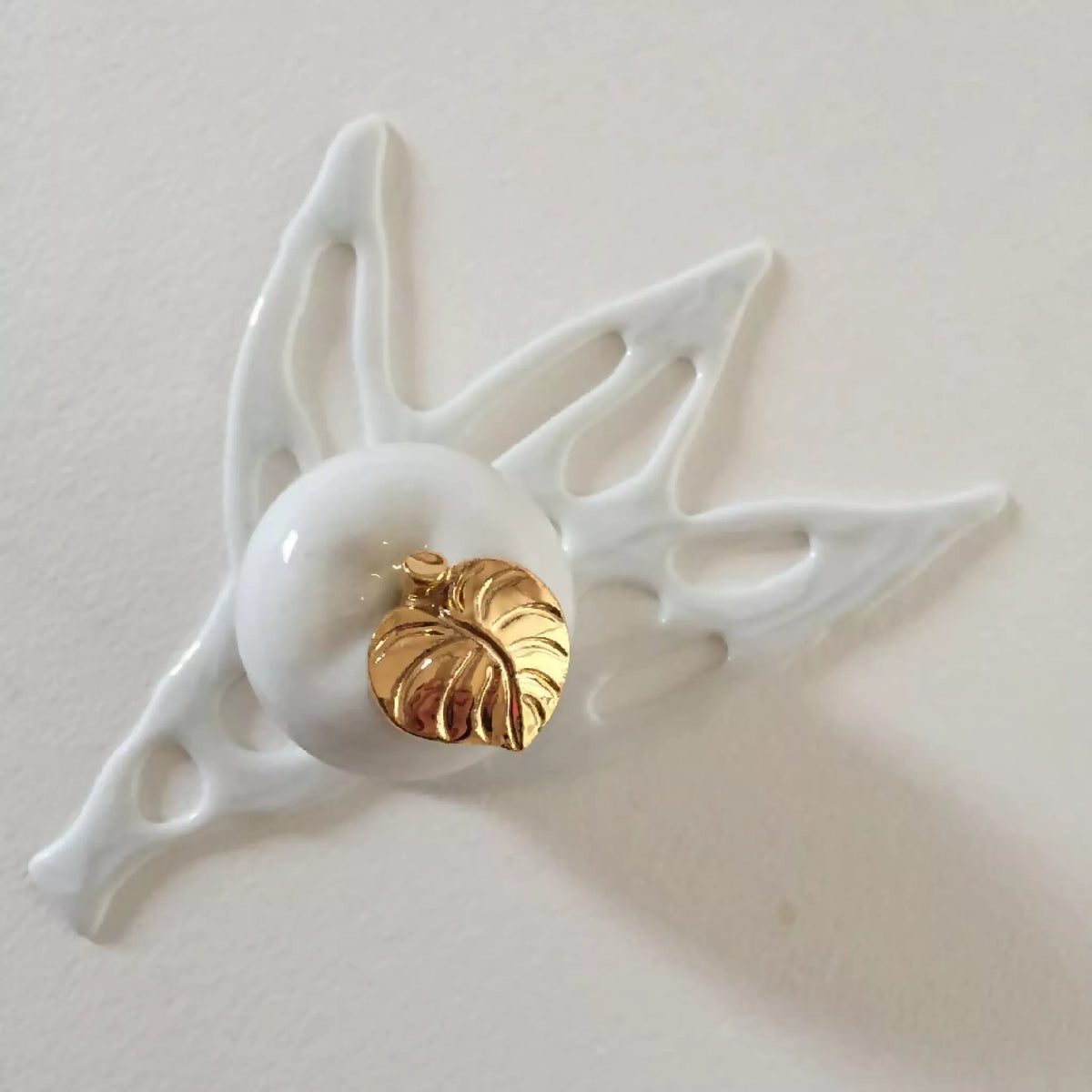 Boîte à bijoux en porcelaine blanche, pomme avec bouton doré sur support ajouré