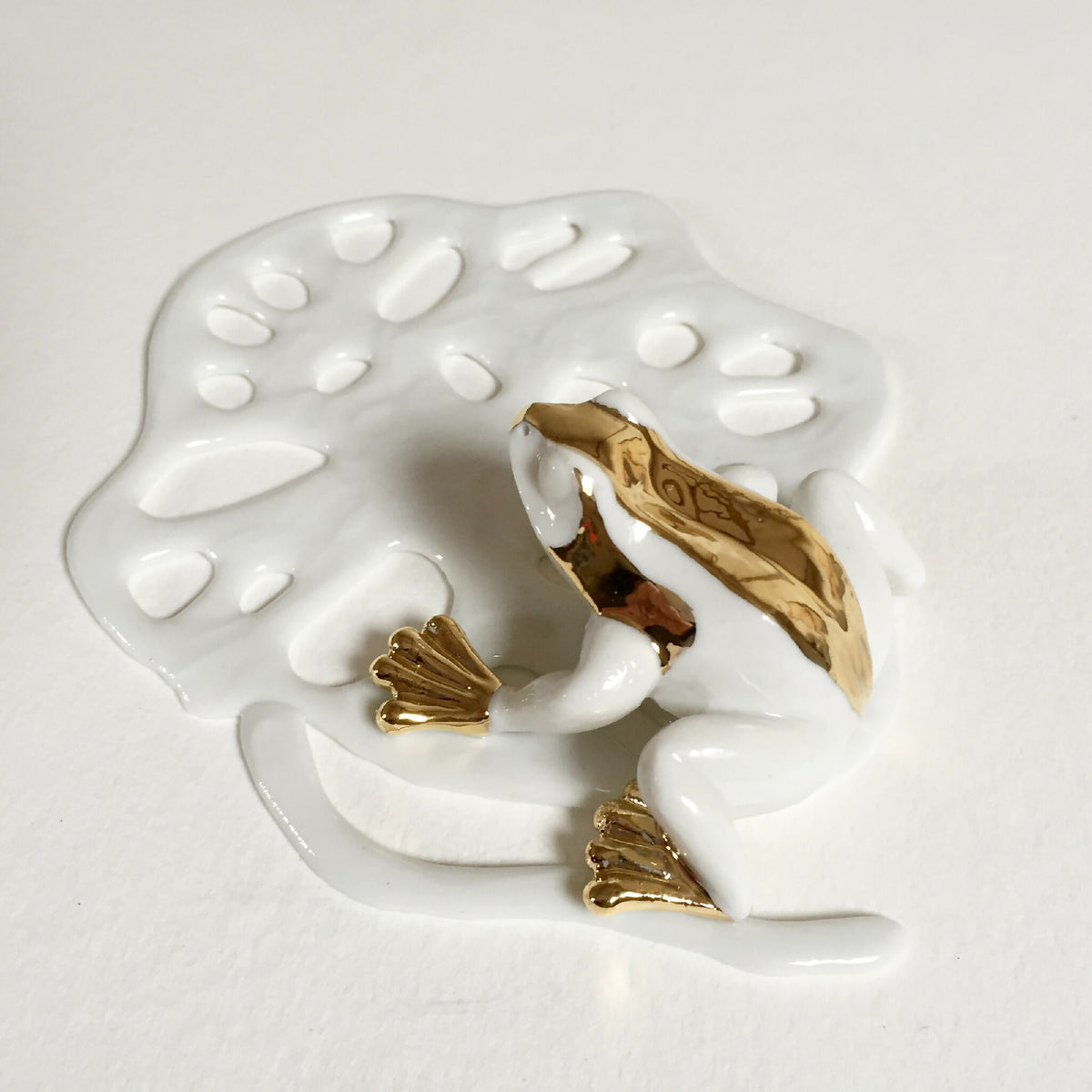 Décor de table lotus blanc et grenouille dorée, tête et pattes en relief