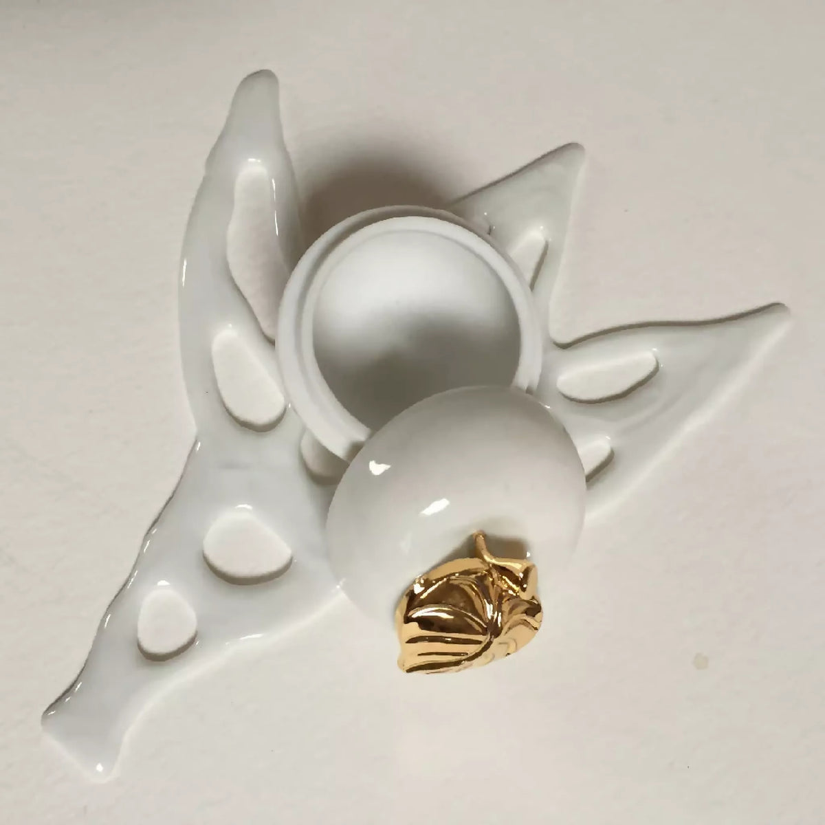 Boîte à bijoux en porcelaine blanche ajourée, couvercle pomme et bouton doré