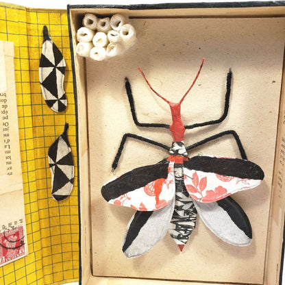 Sculpture - Le livre jaune et son insecte