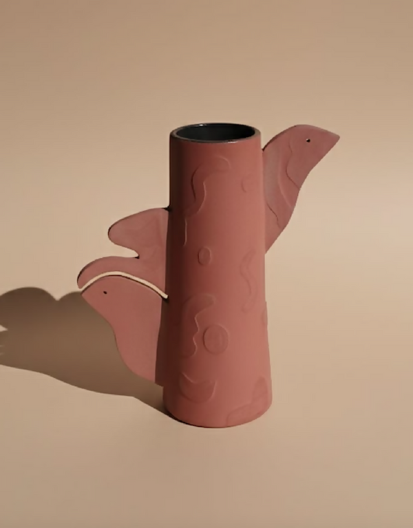Vase en céramique rose poudré, col noir et décor en relief