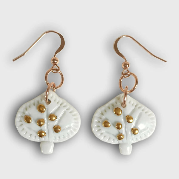 Boucles d’oreilles arbres de vie : pendentifs blancs ronds, détails dorés, crochets laiton