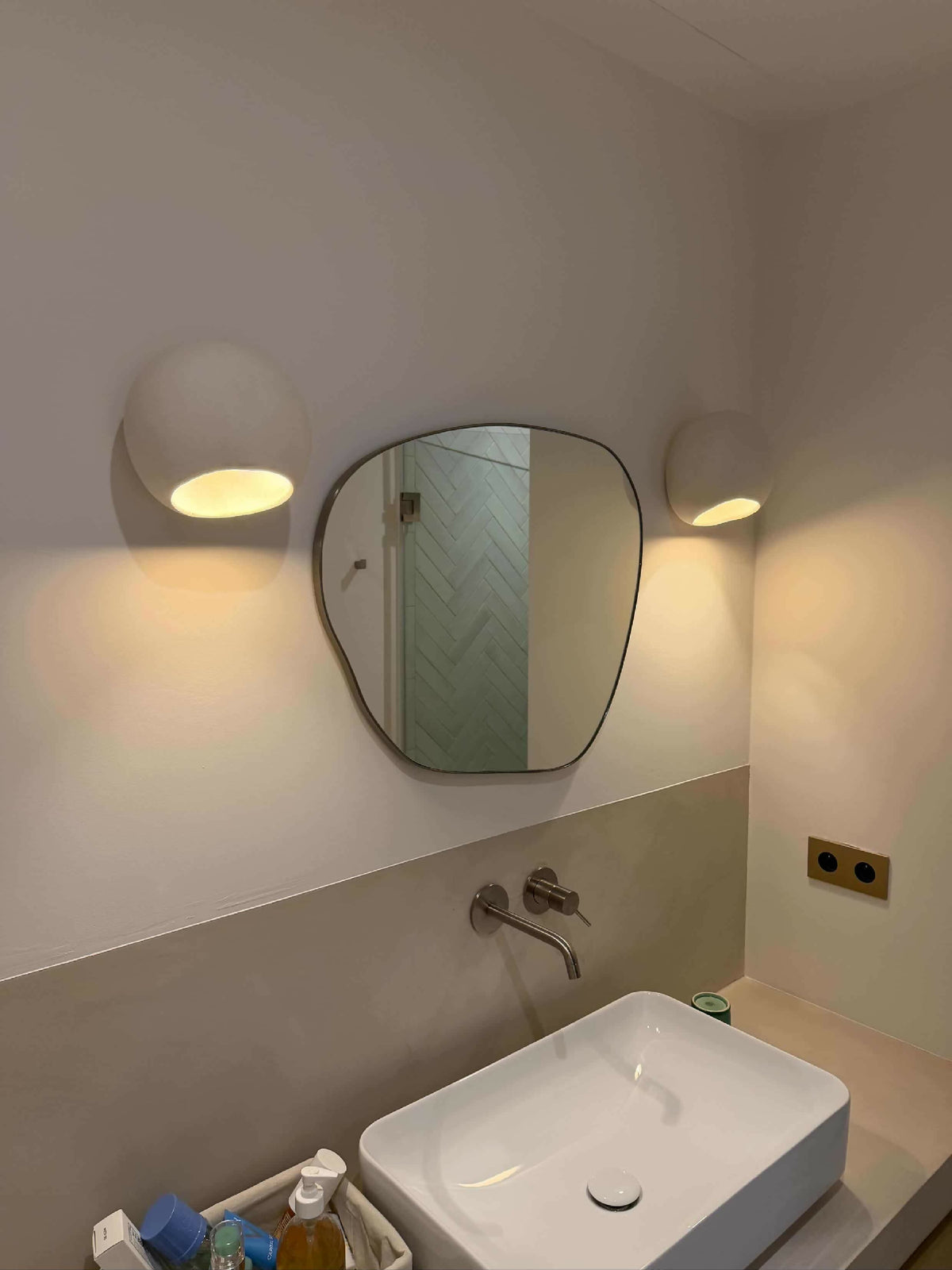 Appliques en céramique rondes grises avec lumière chaude, fixées au mur