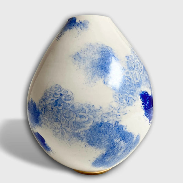 Vase en céramique blanc, décor bleu avec motifs floraux en relief; forme goutte.