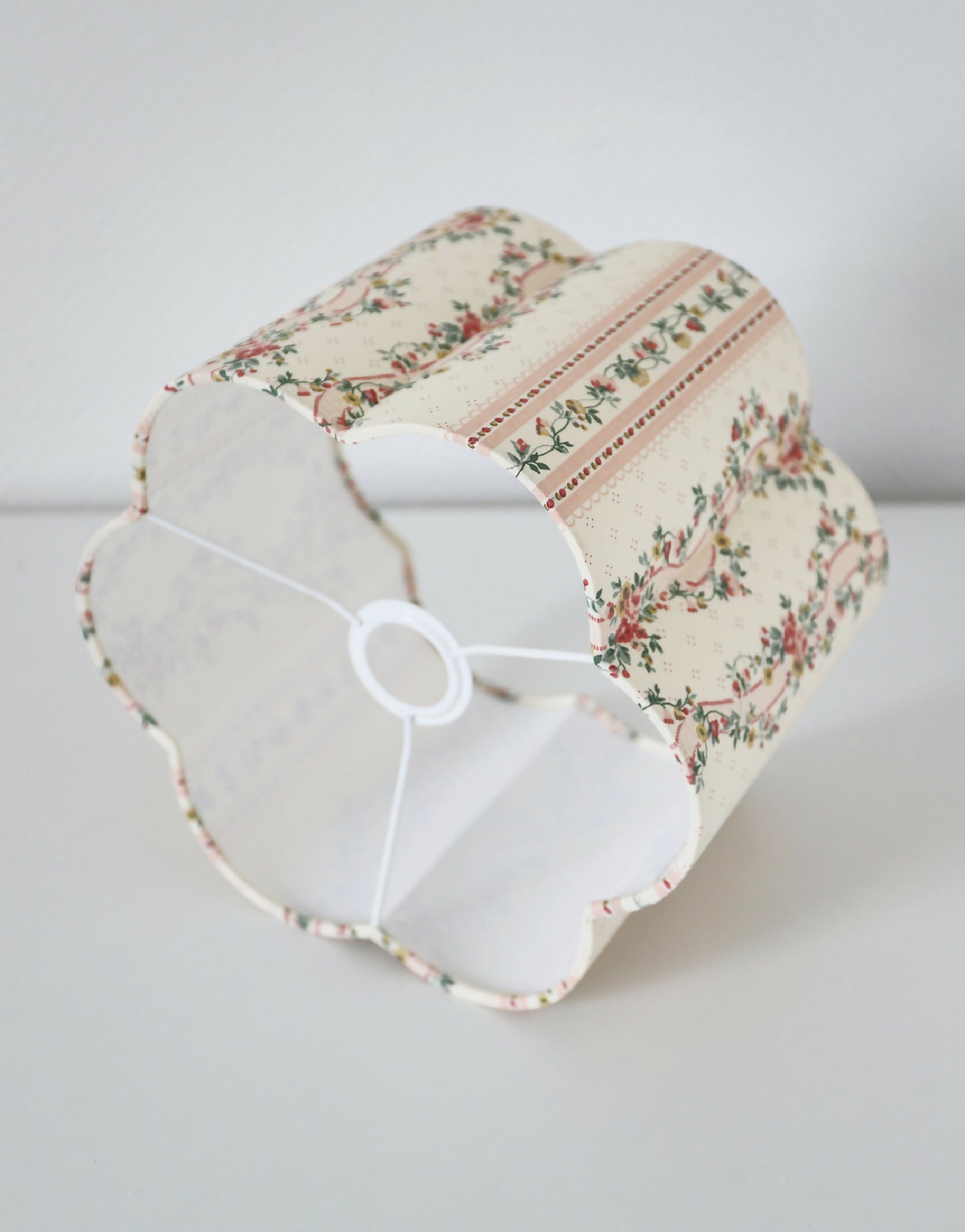 Abat-jour forme fleur Flora Pontavel, vue dessus avec intérieur blanc et bouton central