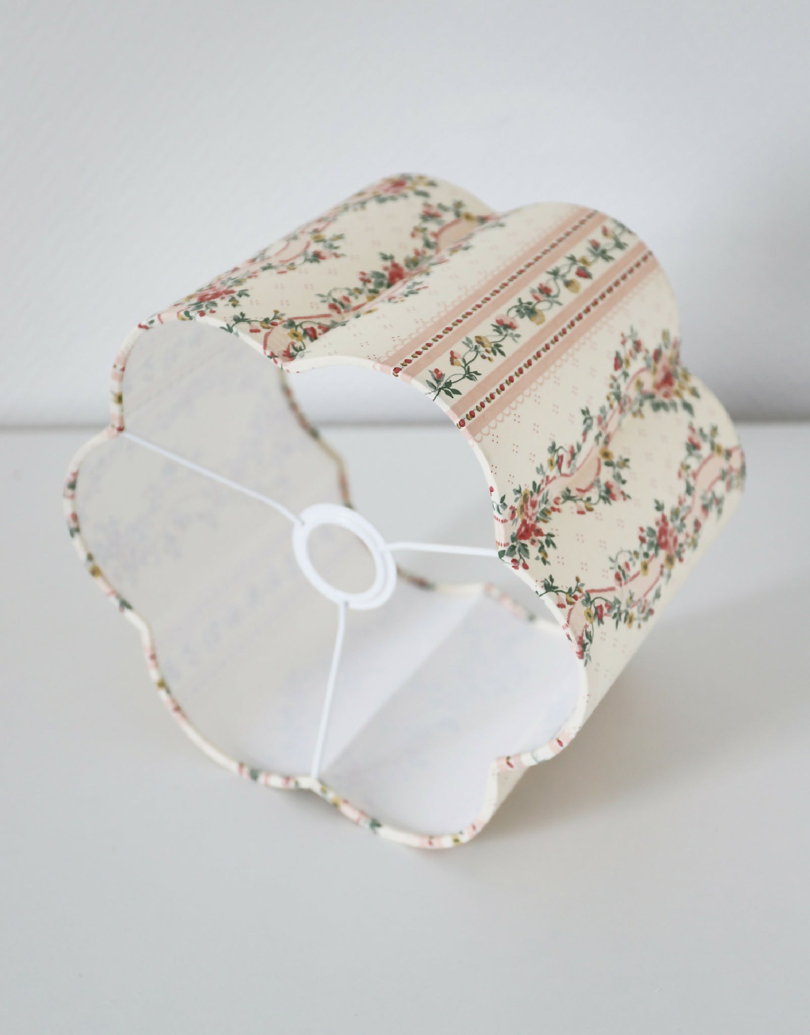 Abat-jour forme fleur Flora Pontavel, vue dessus avec intérieur blanc et bouton central