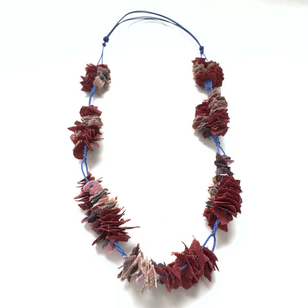 Collier en cordon bleu avec fleurs en tissu bordeaux et gris, franges