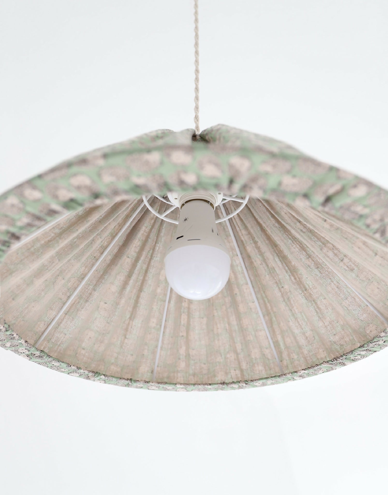 Suspension conique vert à motif hérissons, intérieur beige et douille