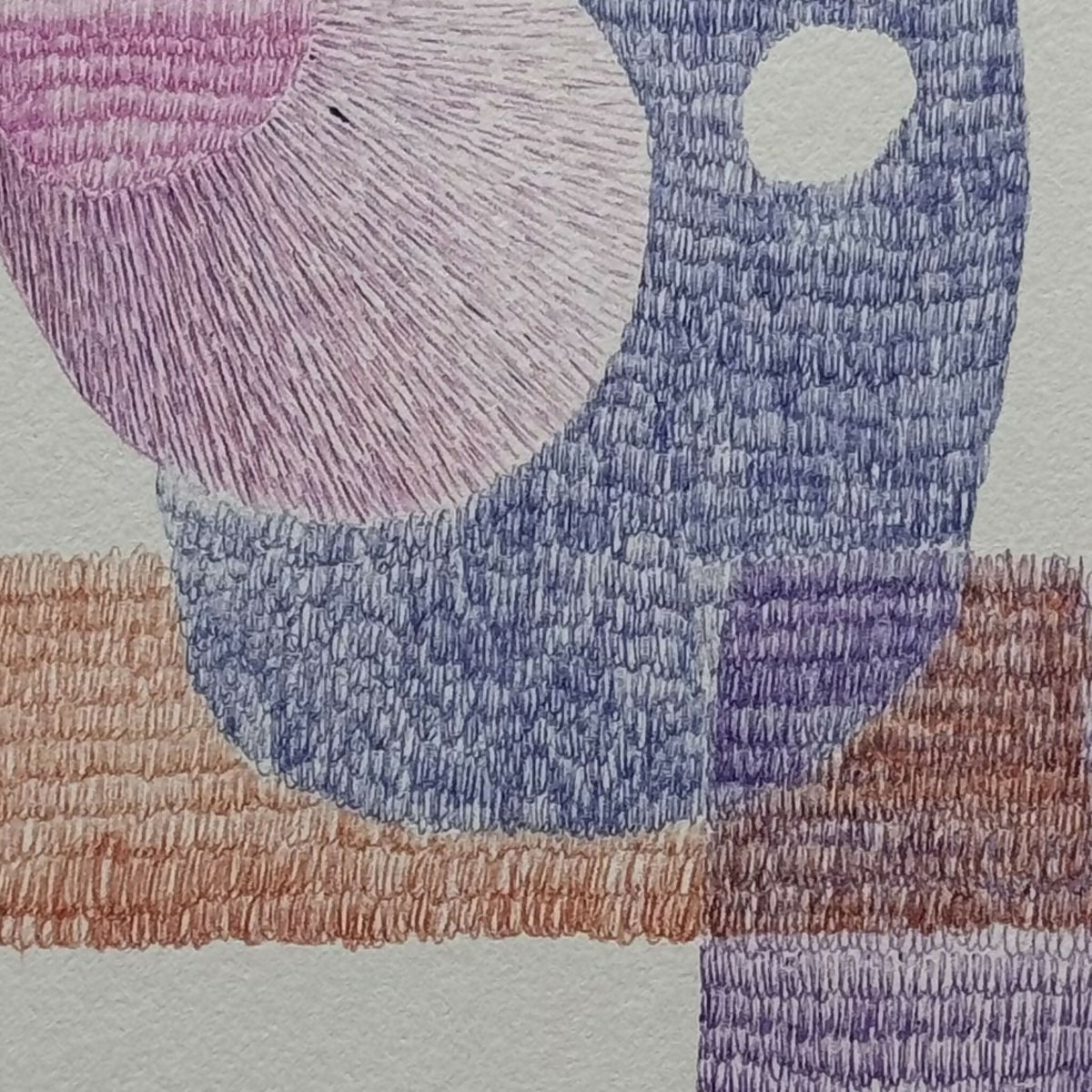 Détail broderie abstraite : formes rondes bleu, rose et mauve sur fond clair
