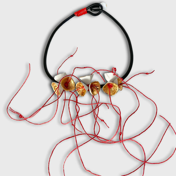 Collier à pendentifs fleurs dorées sur cordon noir, fils rouges enroulés