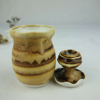 Petit pot en céramique beige et brun, motif marbré, vue de face avec base évasée