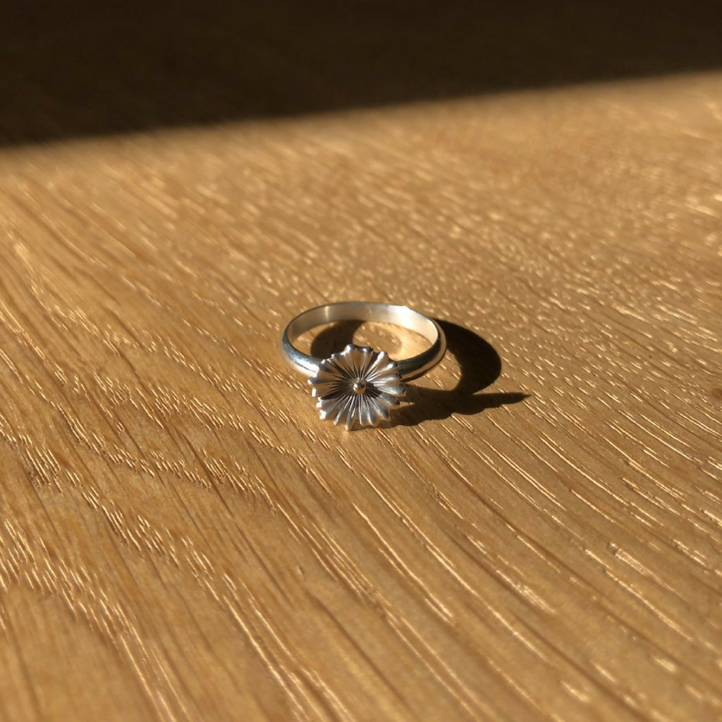 Bague argent 925 et or 18 carats motif fleur, vue de dessus, anneau doré