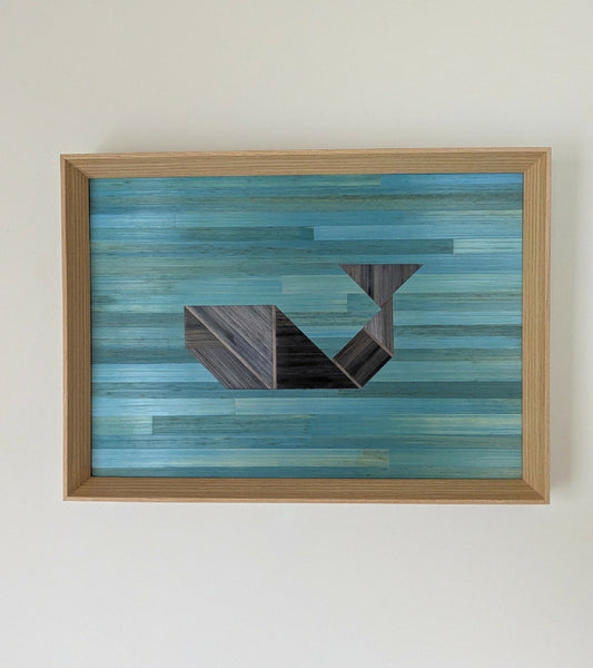 Tableau rectangulaire : marqueterie de paille bleue claire et gris anthracite en formes géométriques.