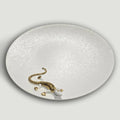 Assiette ovale en porcelaine avec salamandre dorée